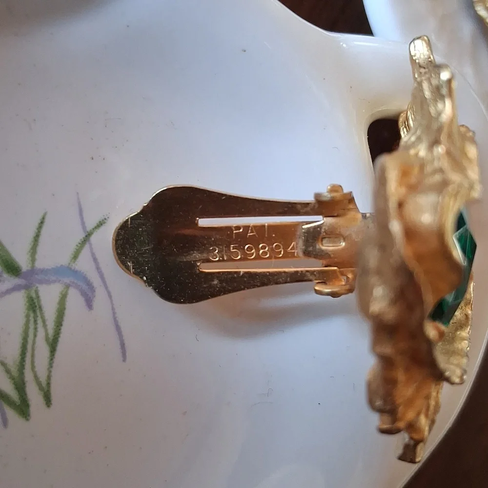 Vintage Clip-on Gold-Tone Earrings with Emerald Green - Picture 11 of 13